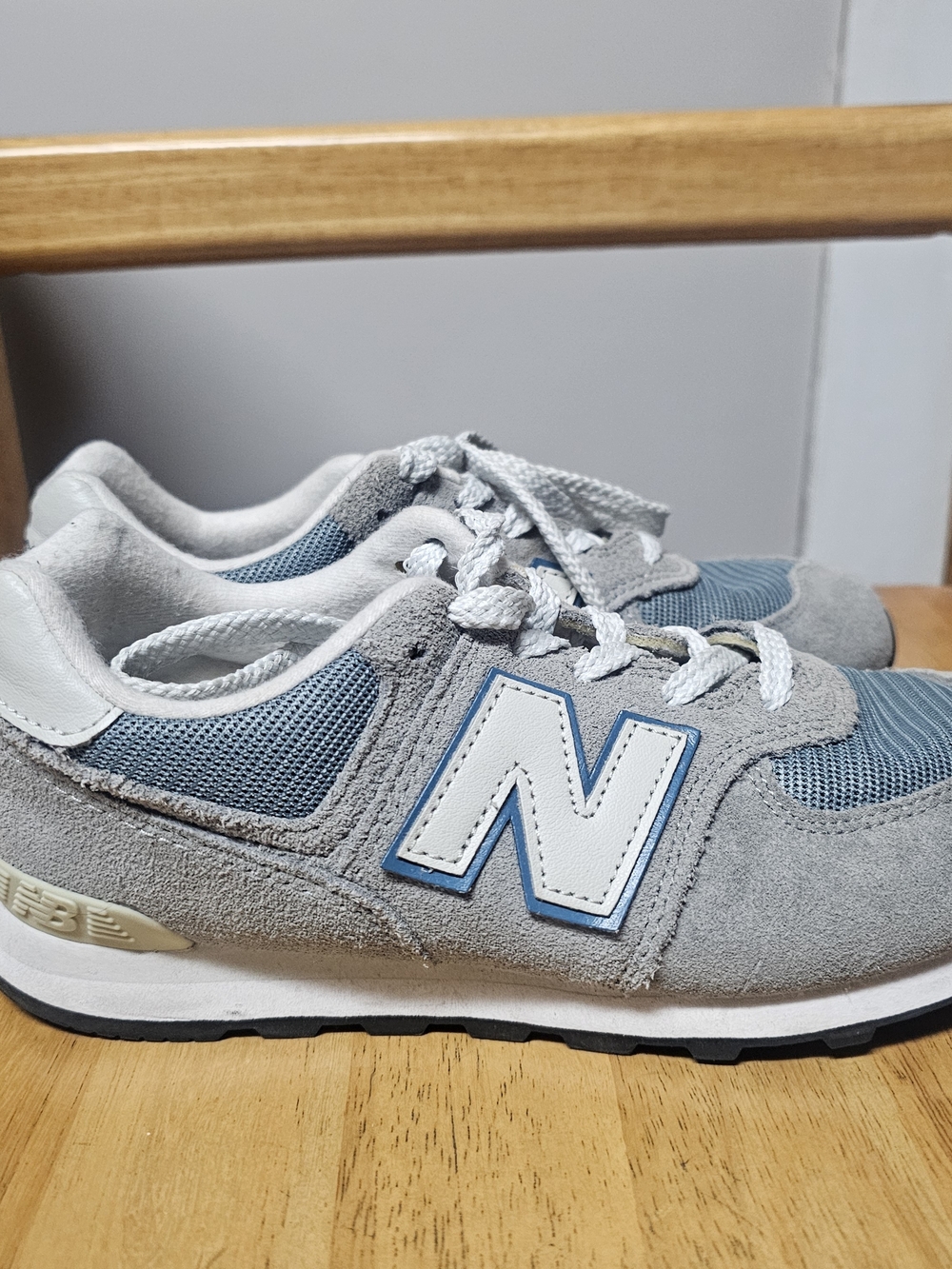 New Balance‎ Boy's Gray Blue Suede 574 Sneakers Size 4 Classic Athletic Comfy